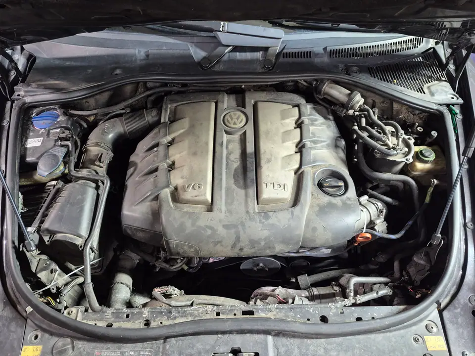 Моторный отсек VW Touareg V6 TDI до очистки сухим льдом: пыль на крышке двигателя и навесном
