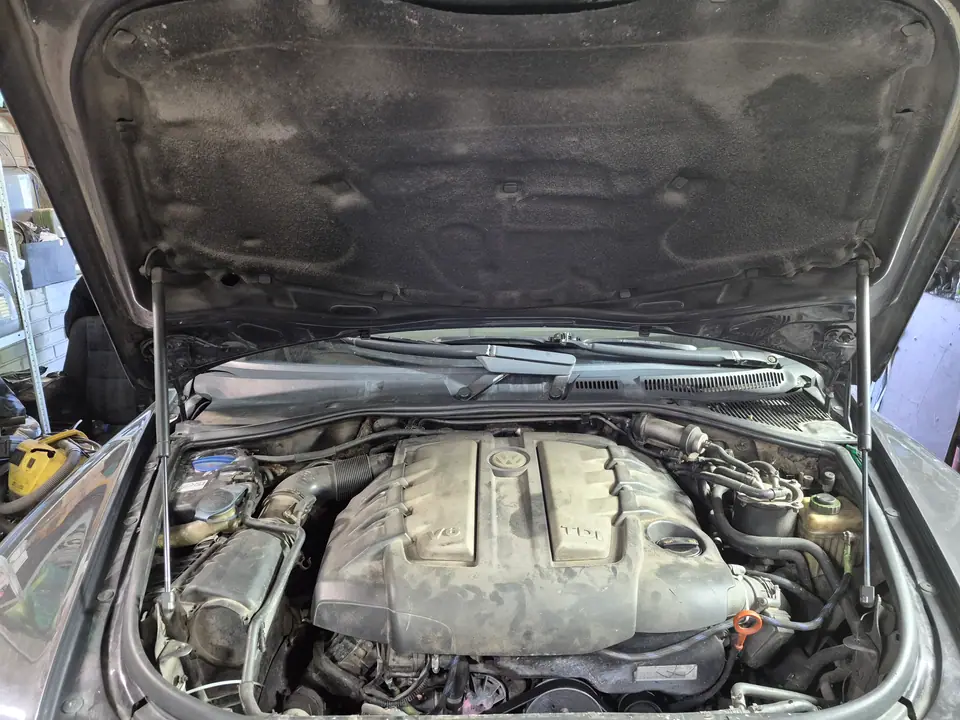 VW Touareg с поднятым капотом в боксе: двигатель V6 TDI под декоративной крышкой до очистки сухим льдом