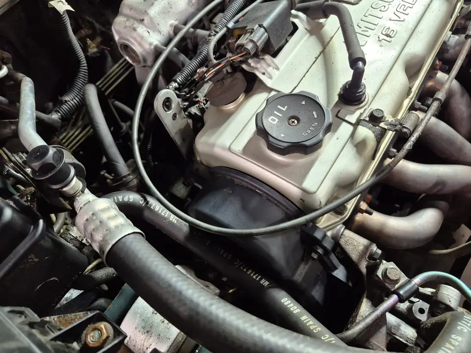 Клапанная крышка Mitsubishi 16 VALVE после криобластинга: светлый металл, чистые шланги и проводка