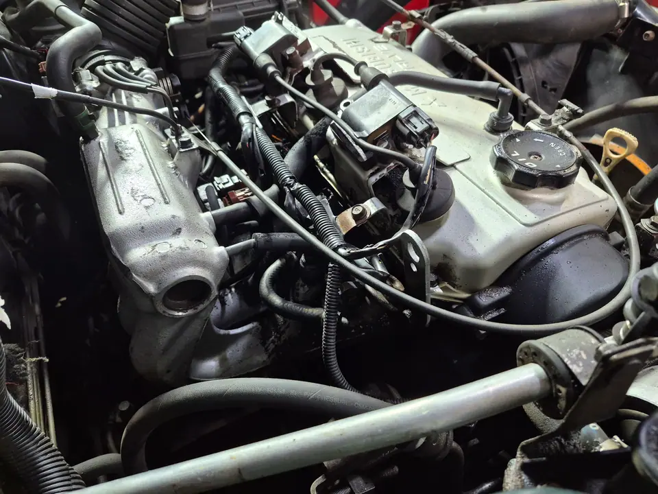 После: Торец клапанной крышки, катушка зажигания и проводка двигателя Mitsubishi после очистки сухим льдом
