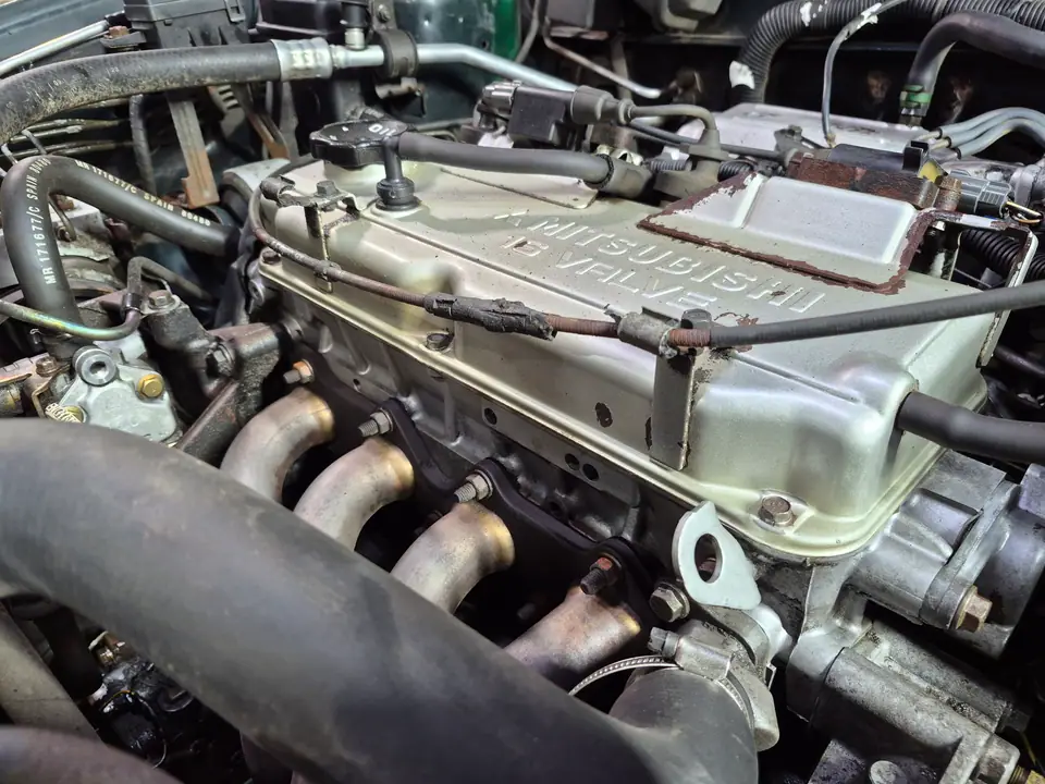 Клапанная крышка 16 VALVE и выпускной коллектор после криобластинга: чистый стык без масляной грязи