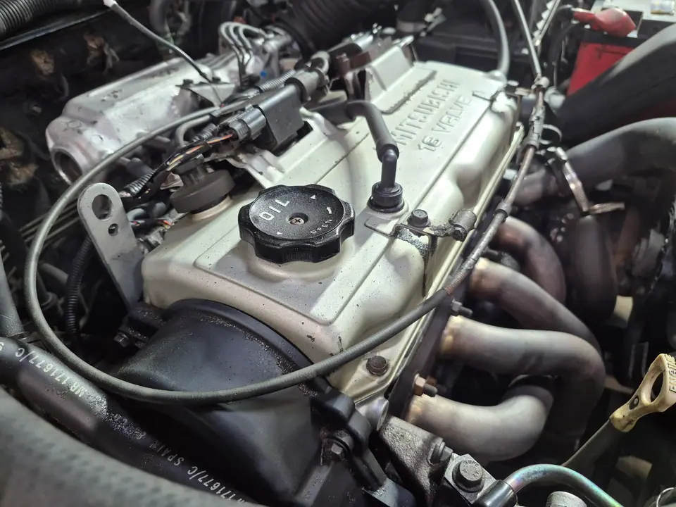 Клапанная крышка Mitsubishi с крышкой OIL, проводка и коллектор после чистки сухим льдом, крупный план