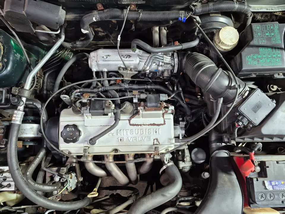 Двигатель Mitsubishi 16 VALVE после очистки сухим льдом, вид сверху по центру: чистые крышка и коллектор