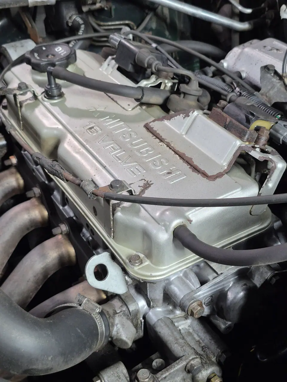 Надпись MITSUBISHI 16 VALVE на клапанной крышке после чистки сухим льдом, коллектор и шланги