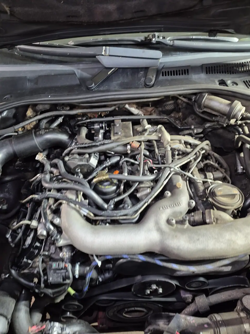 Двигатель VW Touareg V6 TDI после очистки сухим льдом, вертикальный кадр: коллектор, шланги, проводка